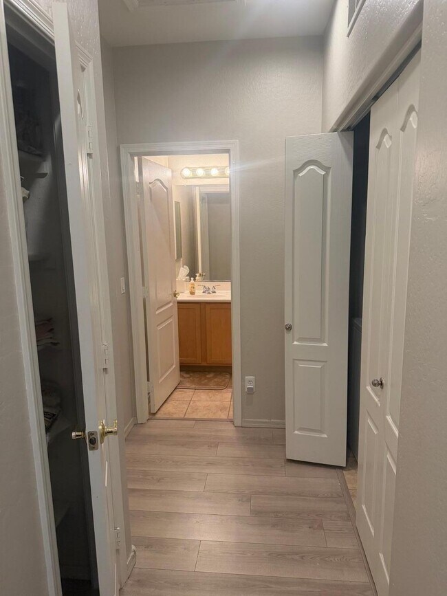 Building Photo - 1864 W Olive Way