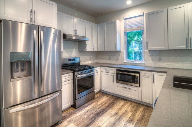 Building Photo - UT PRE-LEASE: Constructed August 2018, Luxury North Campus 3 bed / 3 bath home