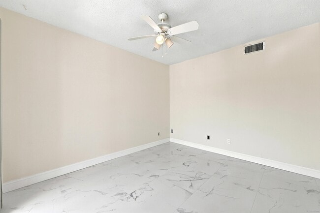 Building Photo - 5120 Elmhurst Rd