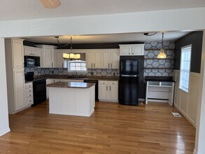 Building Photo - 816 E 16 St