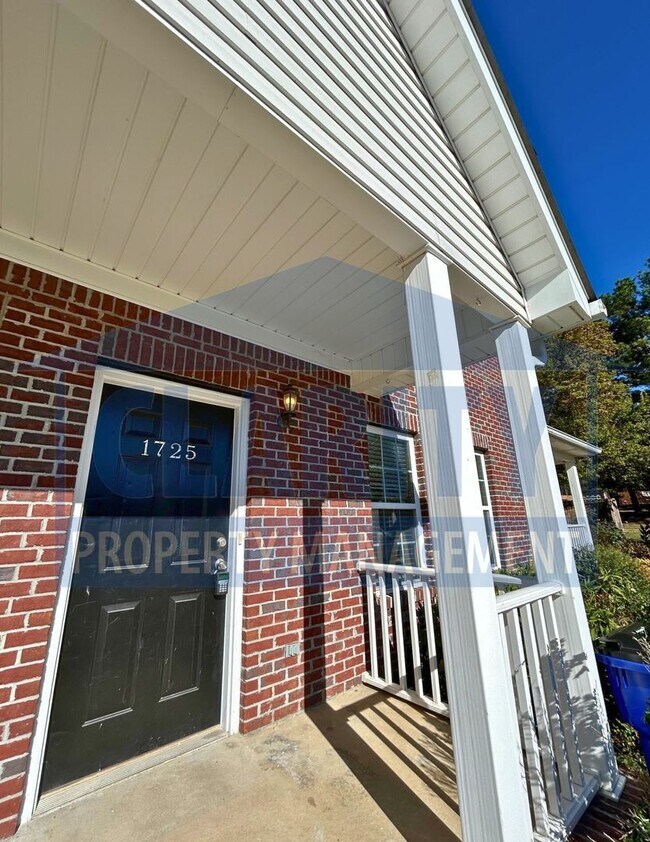 Building Photo - Two bedroom townhome in North Cleveland