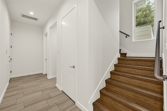 Building Photo - 707 W Clay St