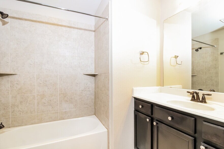 Building Photo - 821 Summer Oaks Dr