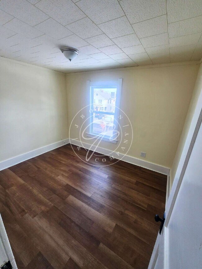 Building Photo - 1400 sq ft. 3 bed home in South Toledo! Many updates throughout