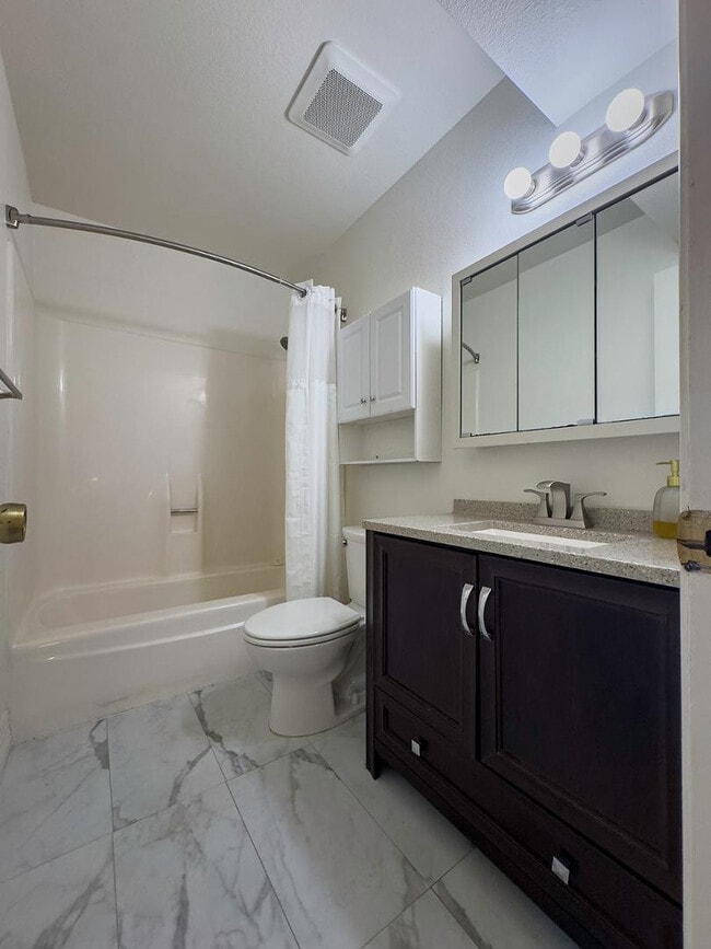 Building Photo - 2881 E Fairmount Ave