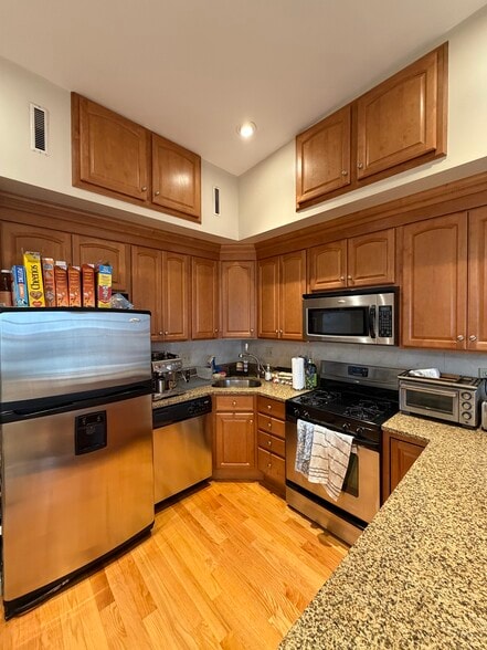 Building Photo - 261 W 2nd St