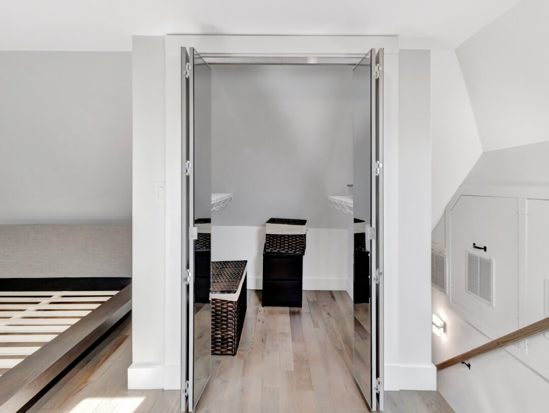 Building Photo - 10 Oak St