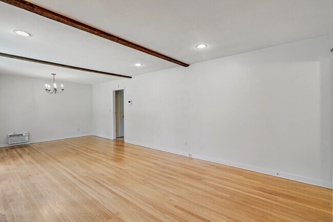 Building Photo - 3 bedroom, 2 bathroom in Northeast Jackson!