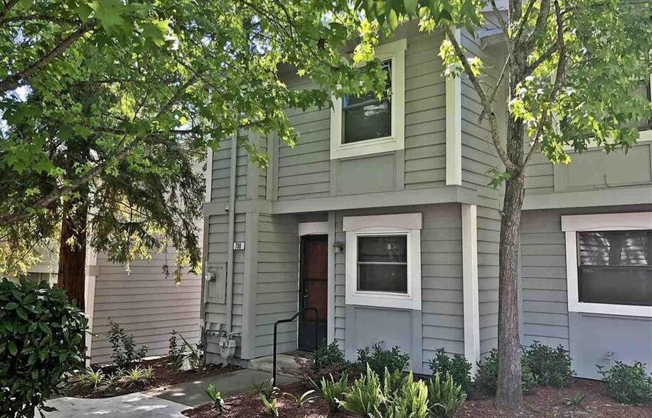 Building Photo - 788 Center Ave