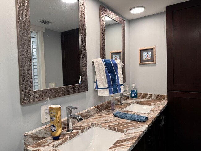 Building Photo - 3510 Oaks Way