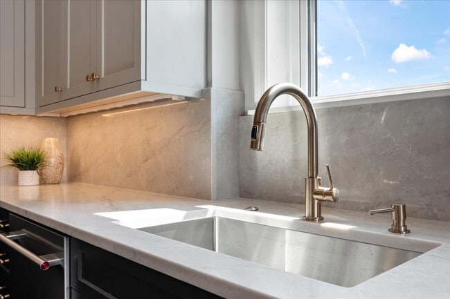 Building Photo - 217 S Bell Ave