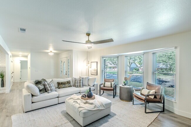 Building Photo - 5220 Lake Charles Dr