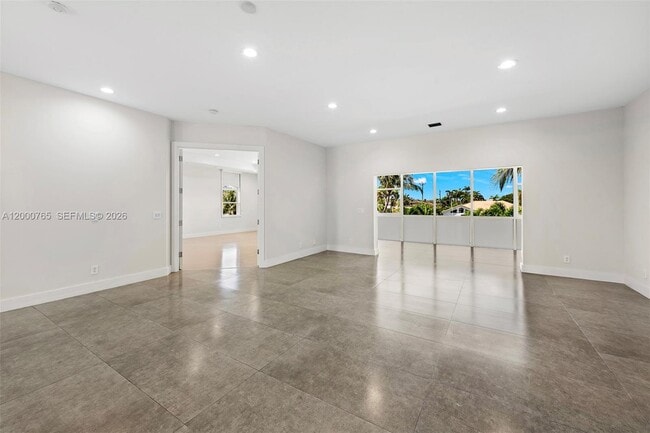 Building Photo - 552 Palm Dr