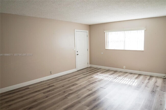 Building Photo - 4280 Woodside Dr