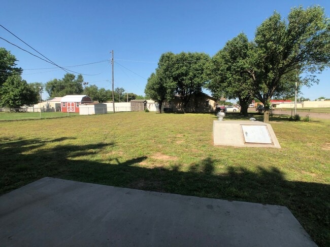 Building Photo - 2230 N Meadowbrook Dr