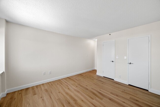 Building Photo - 300 Lynn Shore Dr