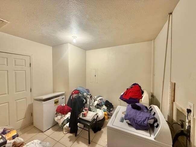 Building Photo - Coming soon! 4 bedrooms 1.5 bathrooms!