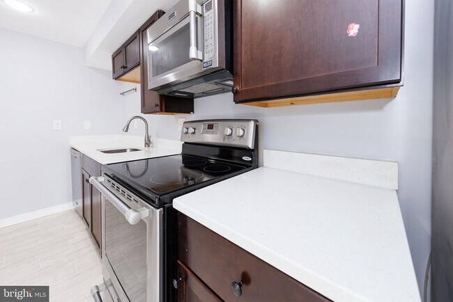 Building Photo - 117 R St NW