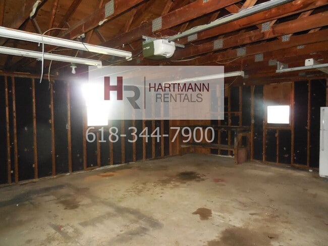 Building Photo - Three Bedroom 2 Bath Brick Home with 2 Car Garage!!