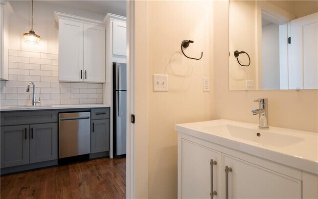 Building Photo - 15 Cranston Ave