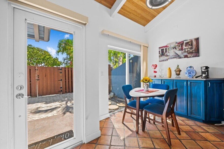 Building Photo - 219 NE 17th Ave