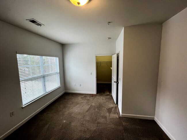 Building Photo - Greensboro 2 Bedroom, 2 Bathroom Condo