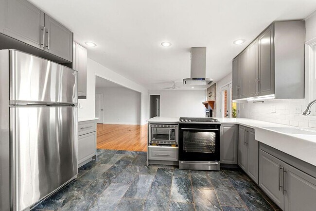 Building Photo - 161 Deerwood Cir