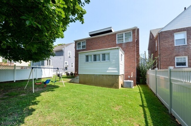 Building Photo - 968 Byron Ave