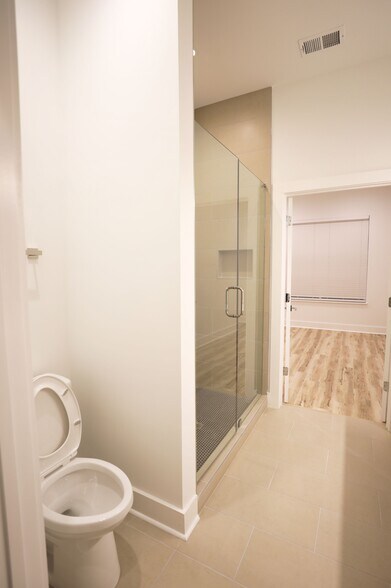 Main bathroom - 1155 Custer Ave SE