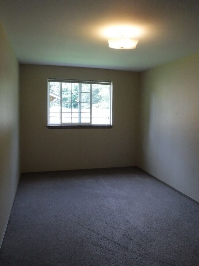 Building Photo - Just Reduced!! Two Bedroom, One Bath duplex in South Hill- One-Level Living on a Quiet Dead End S...