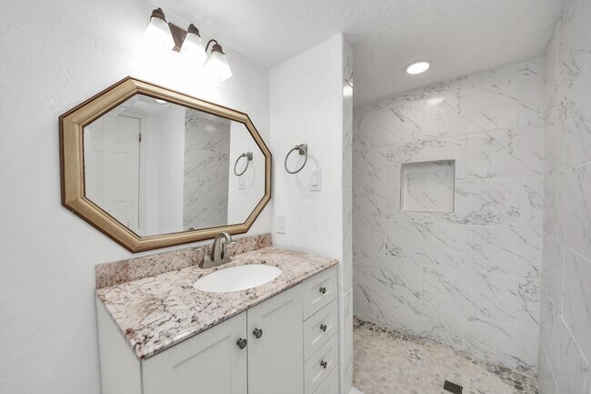 Building Photo - 832 Wax Myrtle Ln