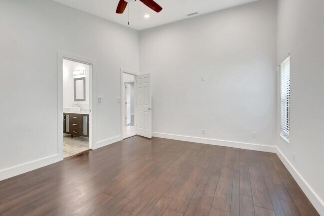 Building Photo - 355 Woodlake Ln