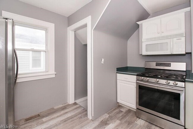 Building Photo - 4520 Kenmore Ave