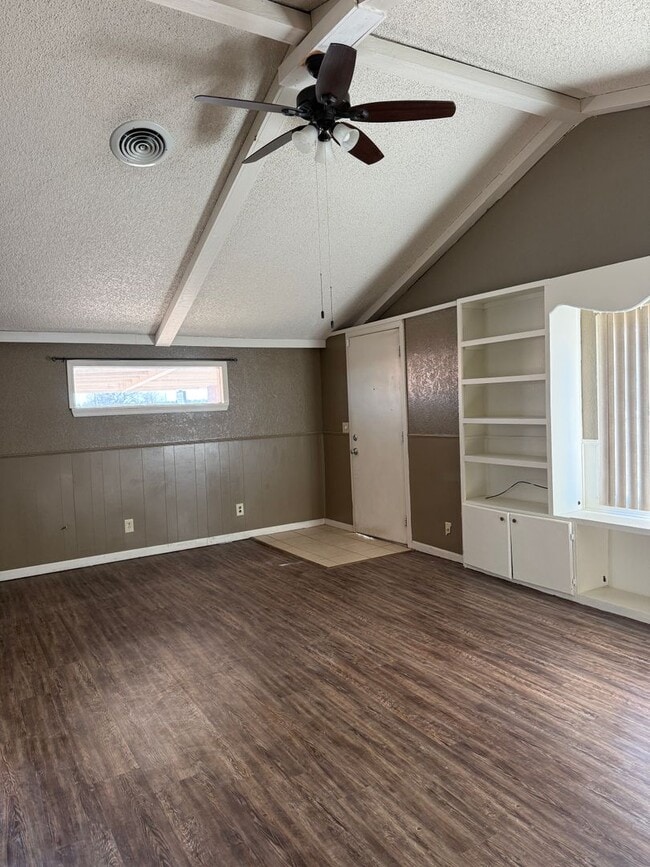 Building Photo - Recently renovated 2 or 3 bedroom with New kitchen