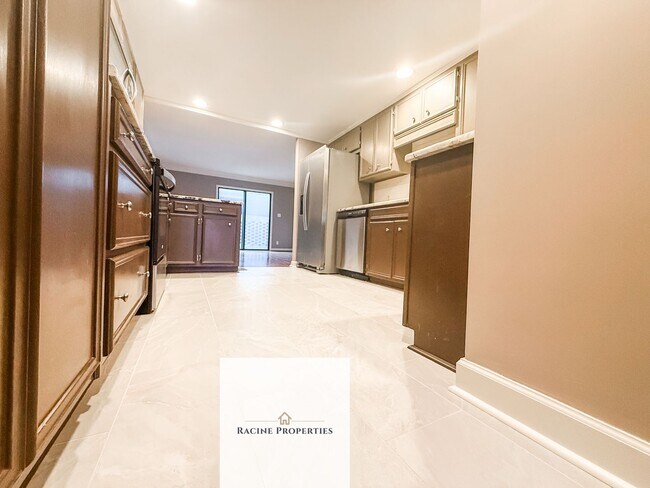 Building Photo - Townhouse available on Lake Hartwell—comes with a water view!