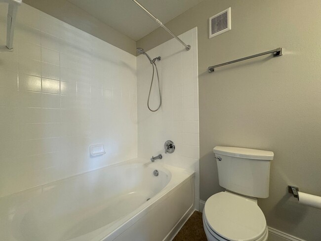 Building Photo - Oviedo 2/2 Condo with Tile & LVP Flooring,...