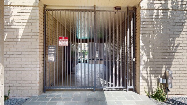 Building Photo - 1410 Hyde Park Blvd