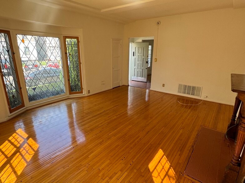 Building Photo - 422 S Detroit St