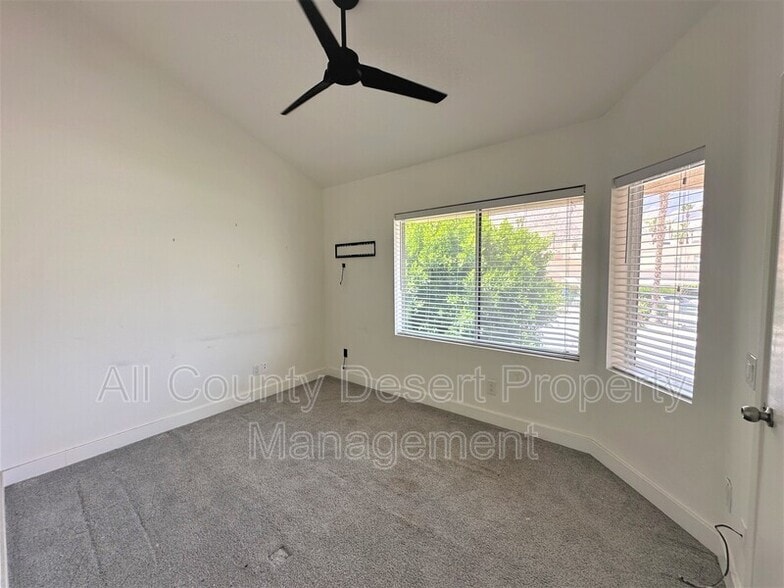 Building Photo - 401 E Vista Chino