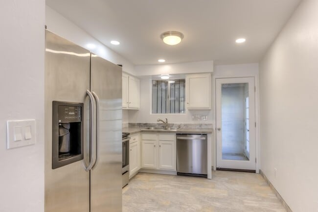 Building Photo - 417 E Jacinto St