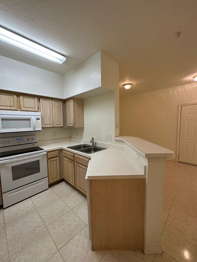 Building Photo - Beautiful 2/2 Condo in North Bonita - Acro...