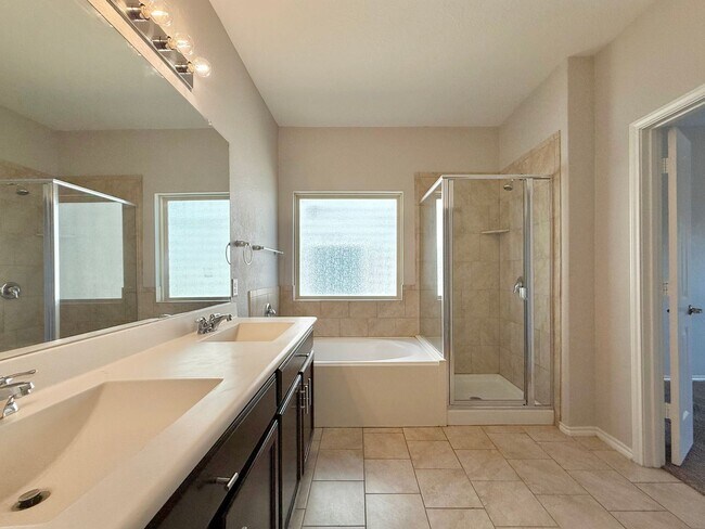 Building Photo - Northeast Crossing Neighborhood. Close to ...