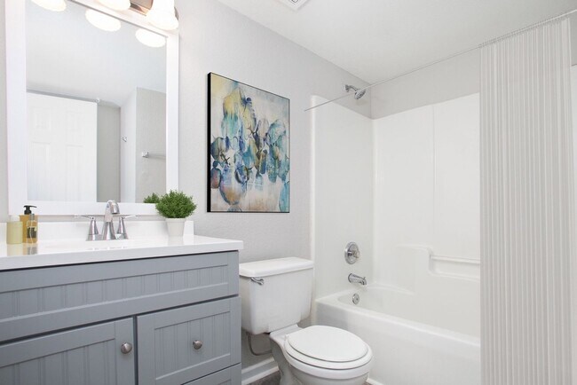 Building Photo - 3 bedroom loft townhome available now!