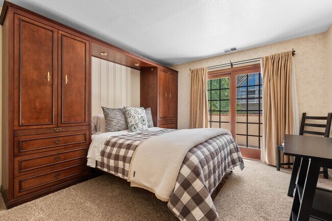 Building Photo - Brilliant Tavern Bay Home