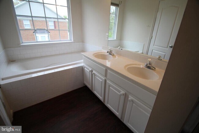 Building Photo - 8484 Pattette Pl