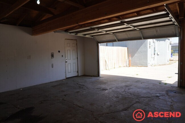 Building Photo - 1007 Castaic Ave