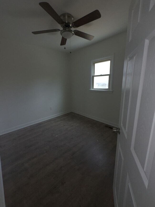Building Photo - 3 Bedroom Fully Renovated Hampton Home!