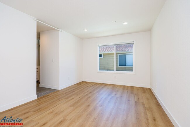 Building Photo - Gorgeous Townhouse | Remodeled | Desirable Location