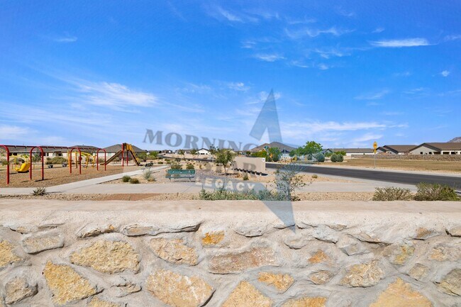 Building Photo - 4 bedroom with 3 bathrooms!!!!