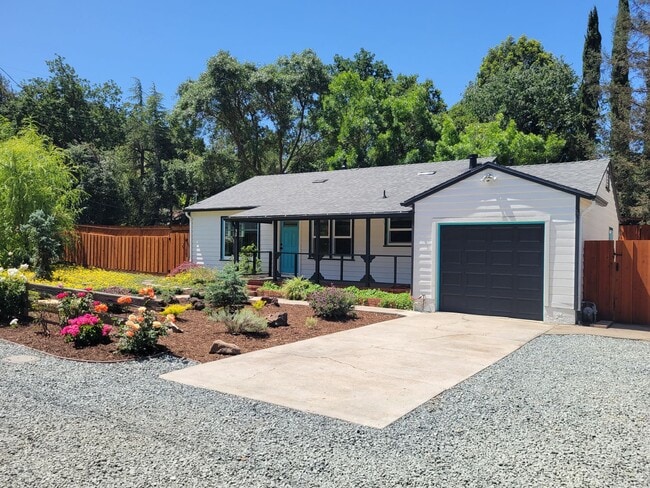 Building Photo - Super Cute Cottage on Large Lot in Quiet Area